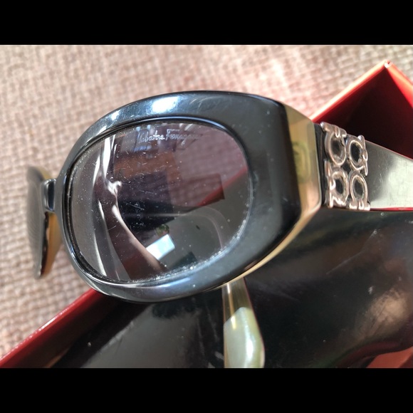 Ferragamo sunglasses - Picture 3 of 4